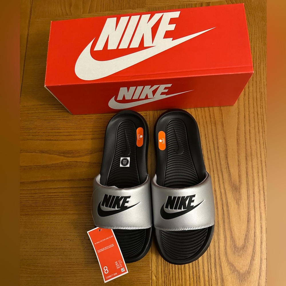 NWT NIKE Vitori One SLIDE SILVER and BLACK Women 8 NIB